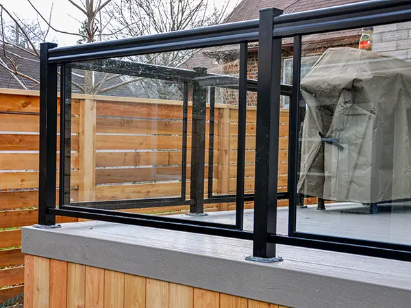 Glass railing with aluminum balustrade