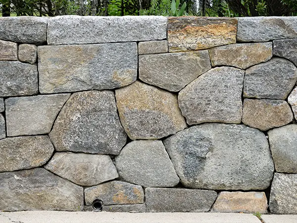 Masonry fence with big stones