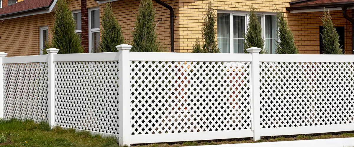 Lattice vinyl fence in Everett, WA