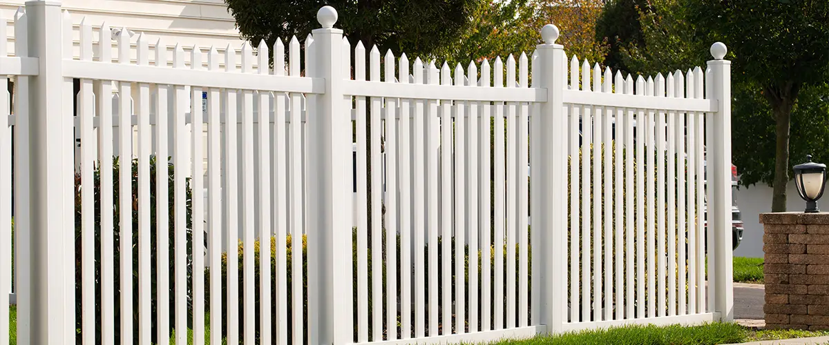Vinyl fencing with pickets