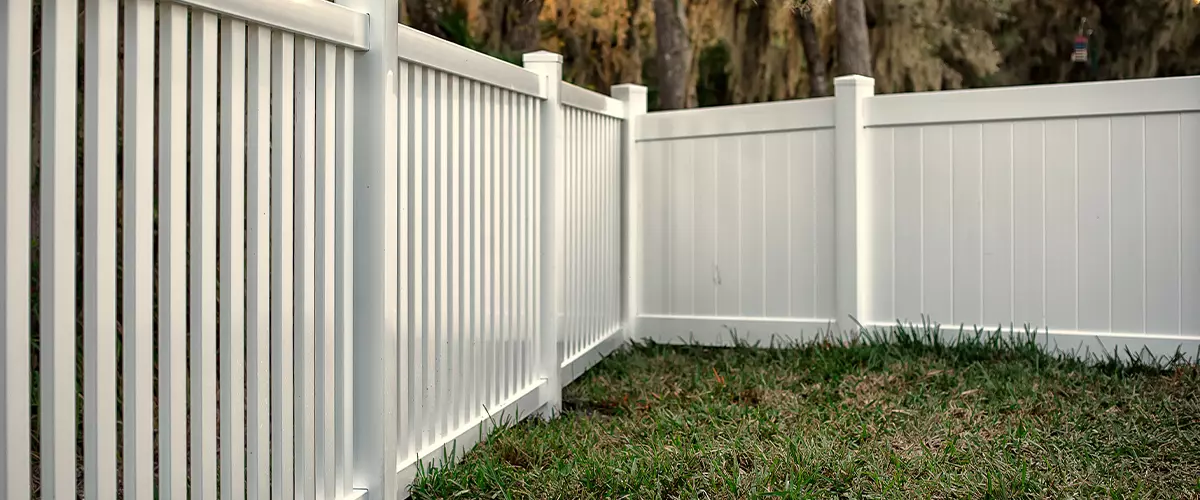 white vinyl fence